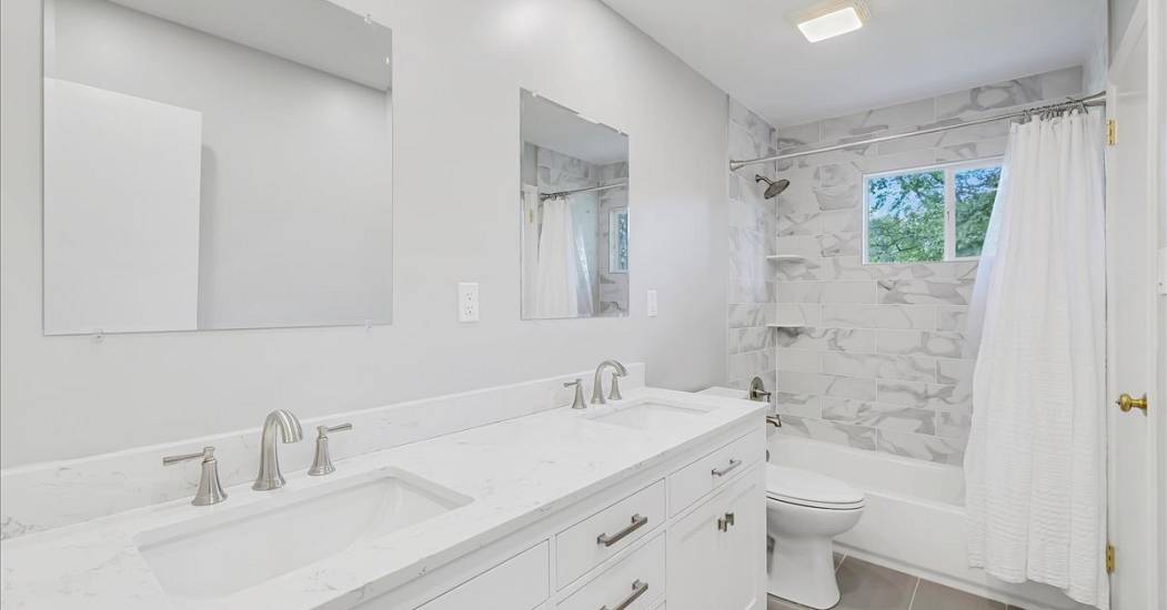 65 Barry - 13 (master bath).jpg