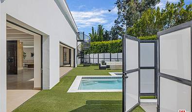 1401 Sunset Plaza Dr