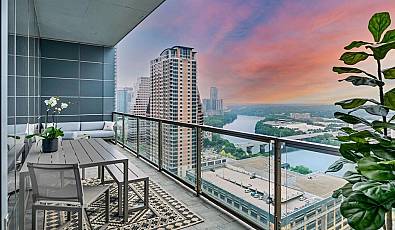 210 Lavaca 2201