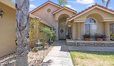 Charming Single-Story Home with Vaulted Ceilings and RV Access